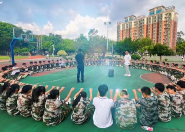 南博广创专业共建班学生们团队拓展活动